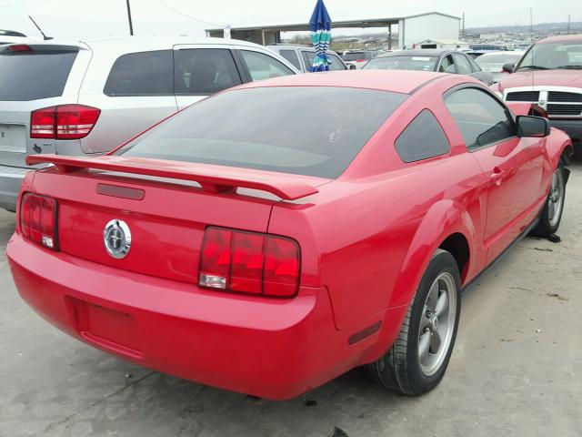 1ZVFT80N855208565 - 2005 FORD MUSTANG RED photo 4