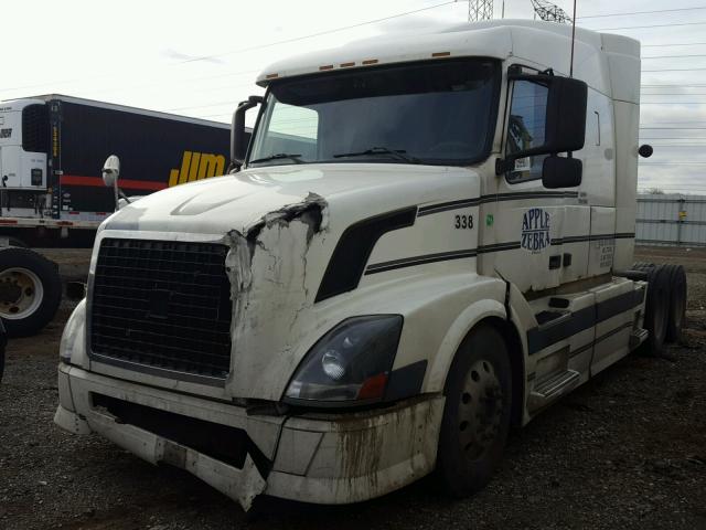 4V4NC9GH74N353880 - 2004 VOLVO VN VNL WHITE photo 2