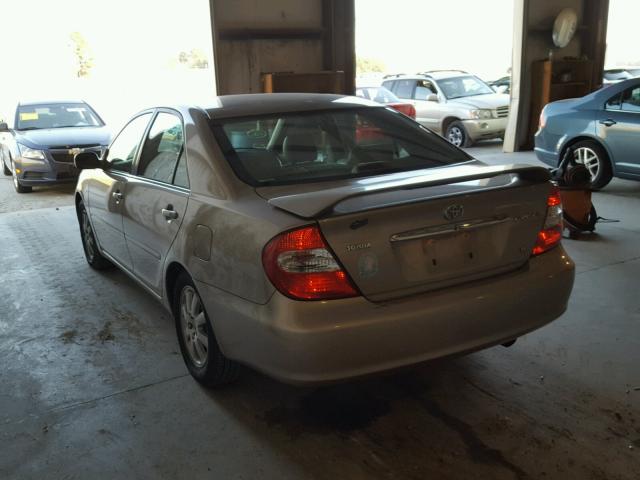 4T1BF30K22U011843 - 2002 TOYOTA CAMRY LE 金色 照片 3