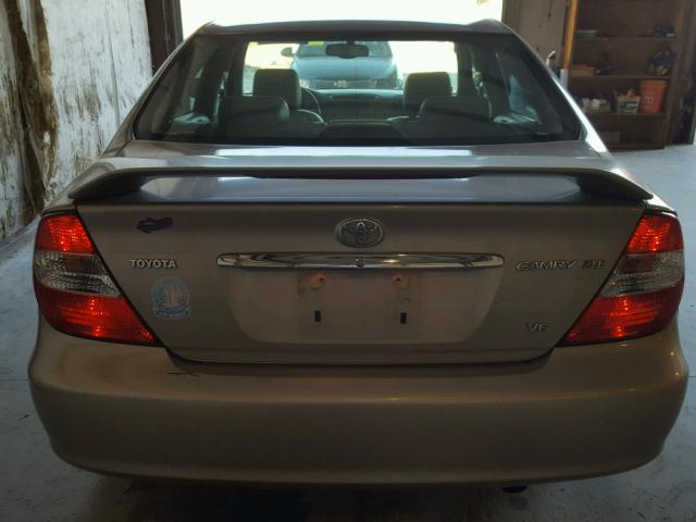 4T1BF30K22U011843 - 2002 TOYOTA CAMRY LE GOLD photo 9