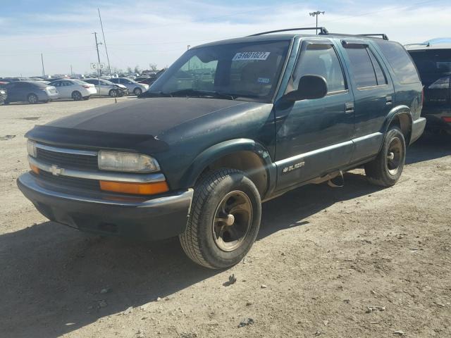 1GNCS13W5WK107322 - 1998 CHEVROLET BLAZER GREEN photo 2