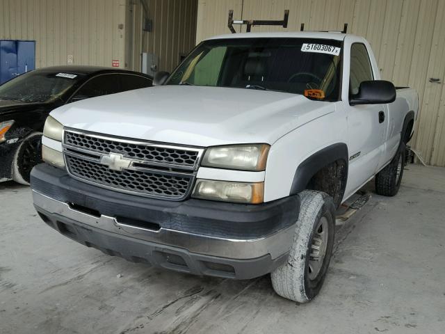 1GCHC24U35E311371 - 2005 CHEVROLET SILVERADO WHITE photo 2