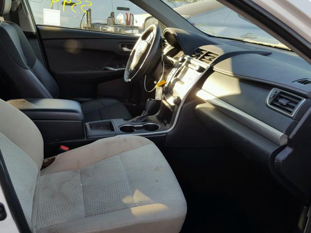 4T1BF1FK5HU730184 - 2017 TOYOTA CAMRY LE თეთრი ფოტო 5