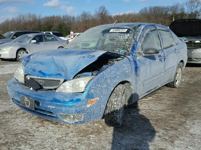 1FAHP34N07W145896 - 2007 FORD FOCUS ZX4 BLUE photo 2