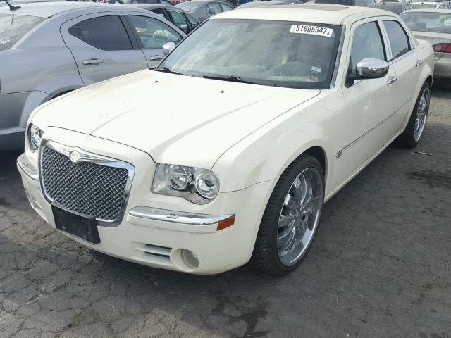 2C3AA63H45H504788 - 2005 CHRYSLER 300C WHITE photo 2