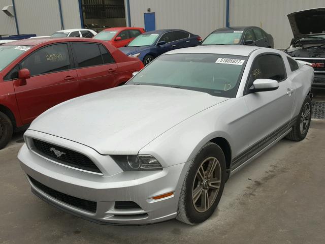 1ZVBP8AM2D5218192 - 2013 FORD MUSTANG SILVER photo 2