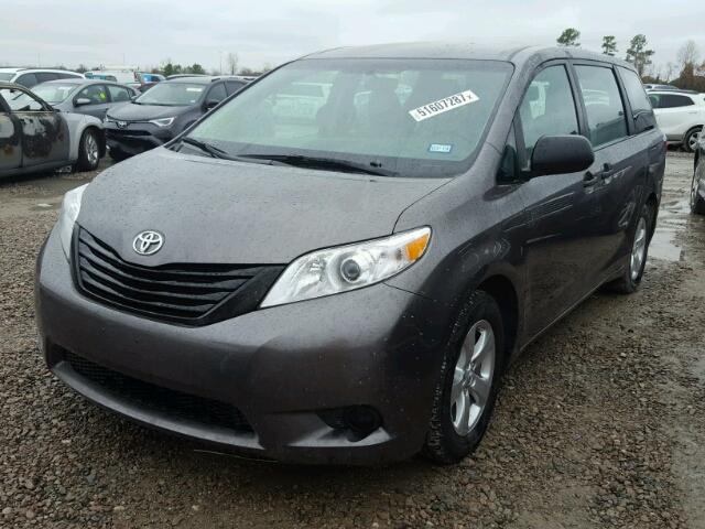 5TDZZ3DC6HS797608 - 2017 TOYOTA SIENNA BAS GRAY photo 2