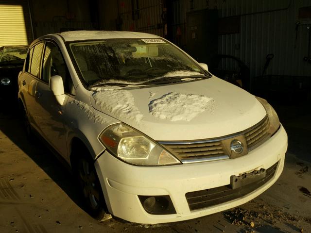 3N1BC13E88L418370 - 2008 NISSAN VERSA S WHITE photo 1