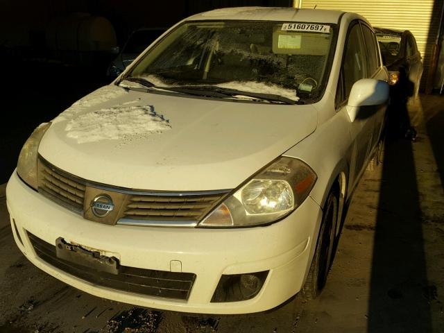 3N1BC13E88L418370 - 2008 NISSAN VERSA S WHITE photo 2