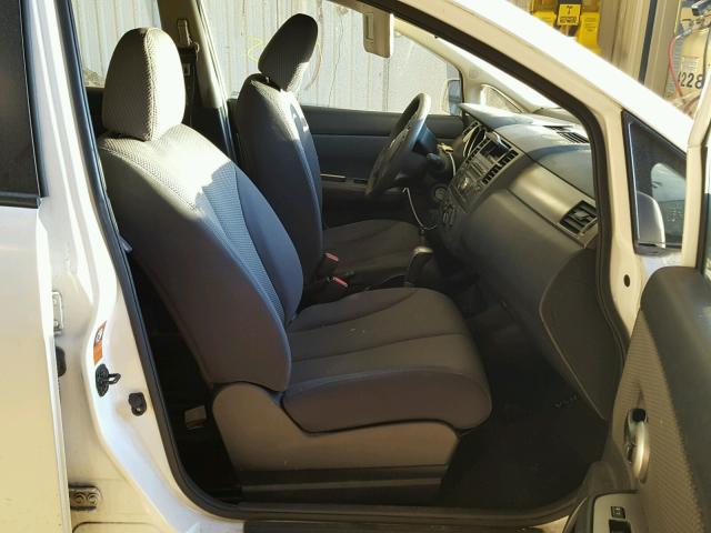 3N1BC13E88L418370 - 2008 NISSAN VERSA S WHITE photo 5