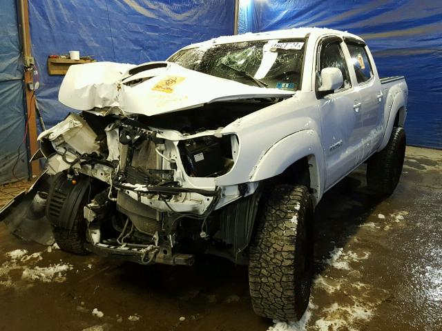 3TMLU4ENXBM069193 - 2011 TOYOTA TACOMA DOU WHITE photo 2