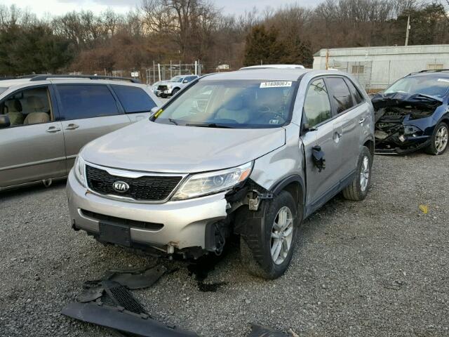 5XYKT3A6XFG577531 - 2015 KIA SORENTO LX SILVER photo 2