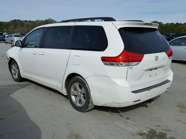 5TDKK3DC6DS316594 - 2013 TOYOTA SIENNA LE WHITE photo 3