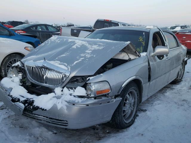 1LNHM81WX3Y700683 - 2003 LINCOLN TOWN CAR E SILVER photo 2