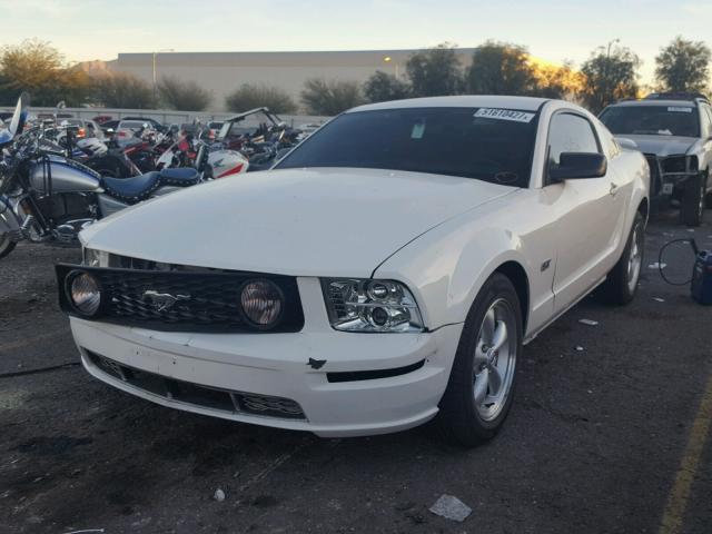 1ZVFT82H855102396 - 2005 FORD MUSTANG GT WHITE photo 2