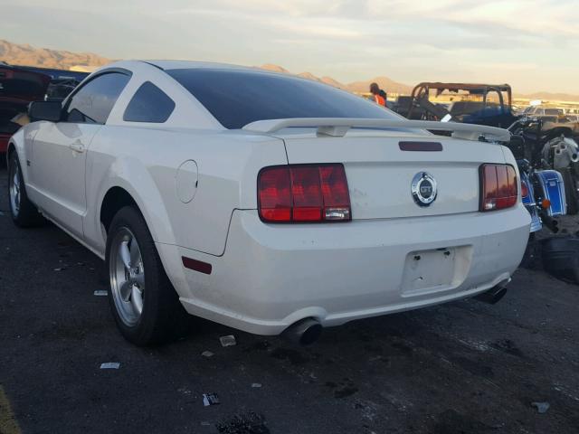 1ZVFT82H855102396 - 2005 FORD MUSTANG GT WHITE photo 3