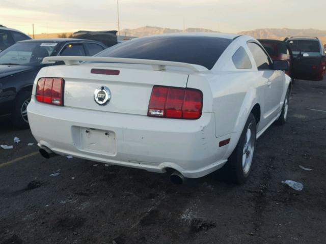 1ZVFT82H855102396 - 2005 FORD MUSTANG GT WHITE photo 4