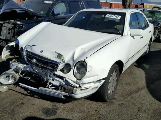 WDBJF55F7TJ013645 - 1996 MERCEDES-BENZ E 320 WHITE photo 2