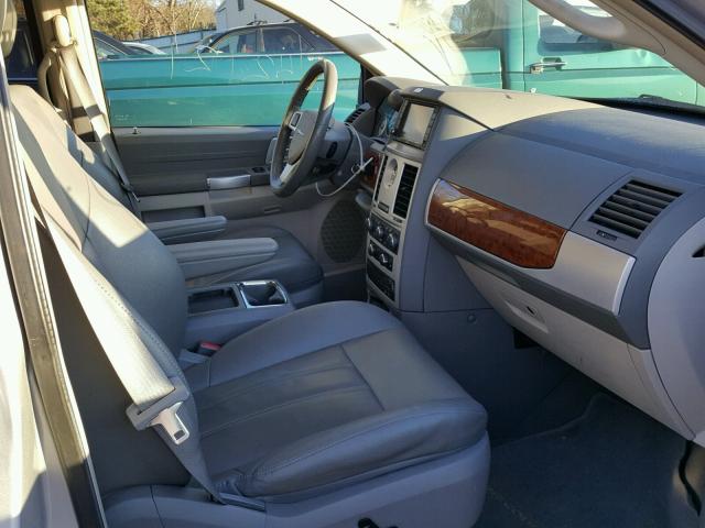 2A8HR54P98R844108 - 2008 CHRYSLER TOWN & COU SILVER photo 5