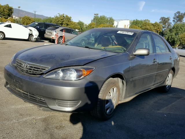 4T1BE32K35U591737 - 2005 TOYOTA CAMRY LE GRAY photo 2