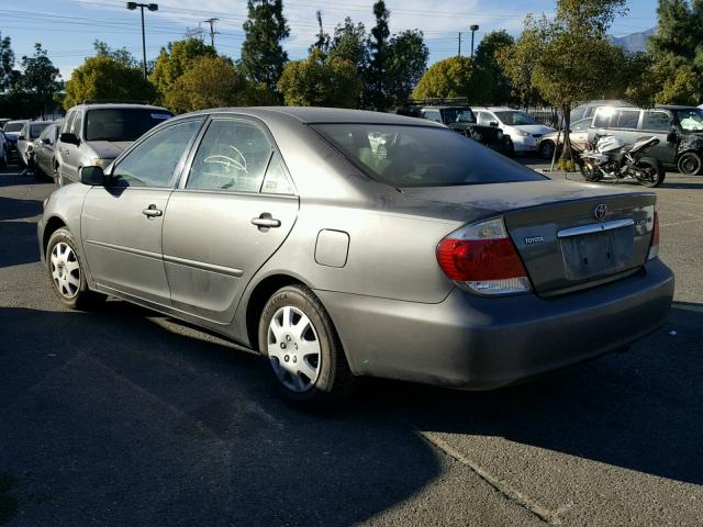 4T1BE32K35U591737 - 2005 TOYOTA CAMRY LE GRAY photo 3