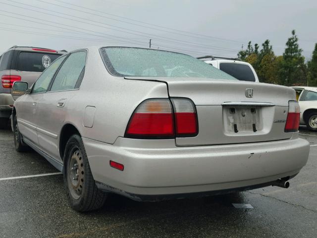 1HGCD5697TA242966 - 1996 HONDA ACCORD VAL SILVER photo 3