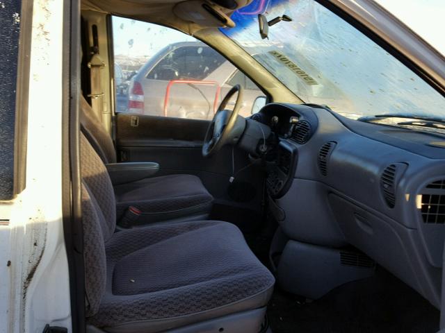 2P4GP4439WR557165 - 1998 PLYMOUTH GRAND VOYA WHITE photo 5