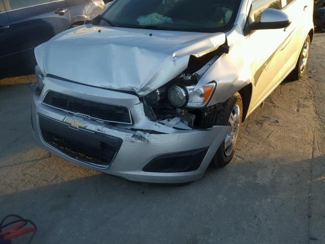 1G1JA5SH9E4174028 - 2014 CHEVROLET SONIC LS Արծաթագույն լուսանկար 9