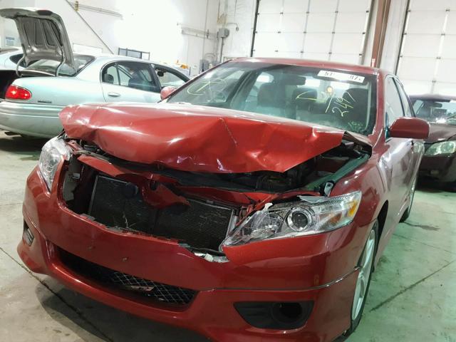 4T1BF3EK0BU612497 - 2011 TOYOTA CAMRY BASE RED photo 2