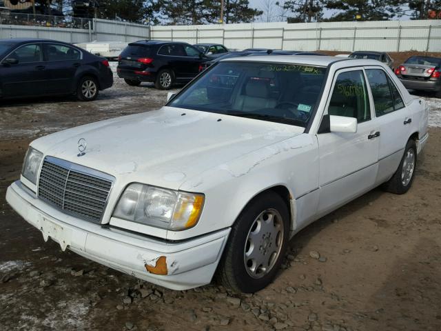 WDBEA32E5RC140181 - 1994 MERCEDES-BENZ E 320 WHITE photo 2