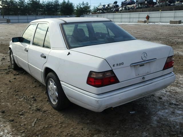 WDBEA32E5RC140181 - 1994 MERCEDES-BENZ E 320 WHITE photo 3