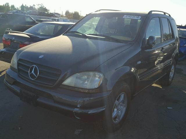 4JGAB54E21A271098 - 2001 MERCEDES-BENZ ML 320 BLACK photo 2