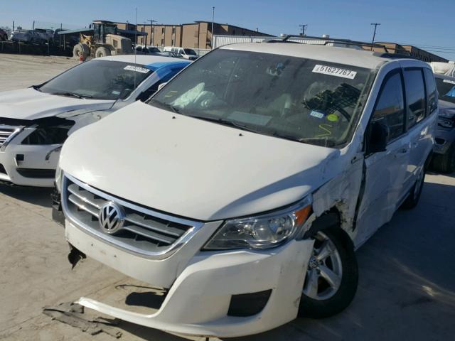 2V4RW3DG4BR739918 - 2011 VOLKSWAGEN ROUTAN SE WHITE photo 2