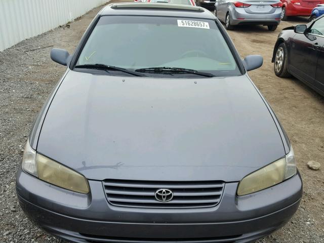 4T1BG22K9WU838510 - 1998 TOYOTA CAMRY CE GRAY photo 9