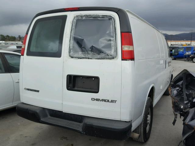 1GCGG29VX51266504 - 2005 CHEVROLET EXPRESS G2 WHITE photo 4