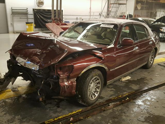 1LNHM82W6YY915225 - 2000 LINCOLN TOWN CAR S MAROON photo 2