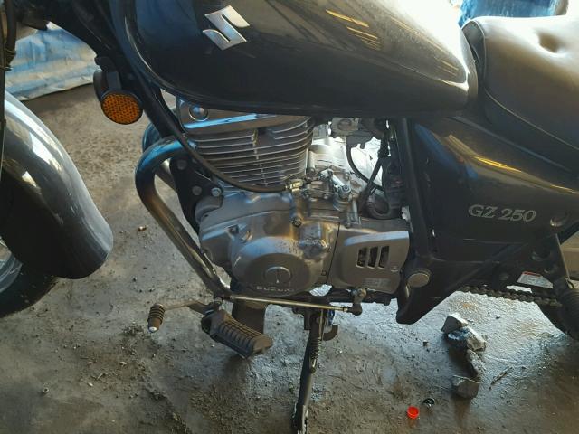 VTTNJ48A652102063 - 2005 SUZUKI GZ250 BLACK photo 9