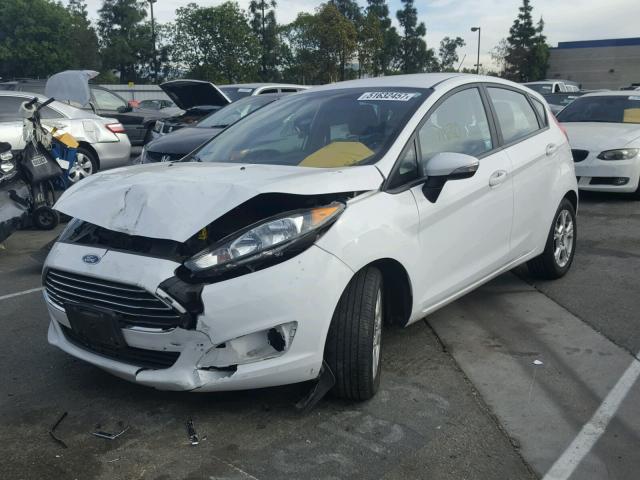 3FADP4EJXGM105938 - 2016 FORD FIESTA SE WHITE photo 2