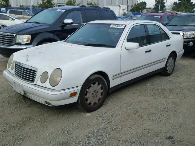 WDBJF55F2VJ025219 - 1997 MERCEDES-BENZ E 320 WHITE photo 2