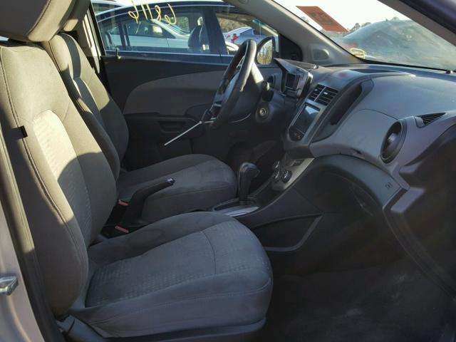 1G1JA5SH5D4250472 - 2013 CHEVROLET SONIC LS 银色 照片 5