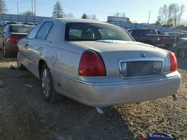 1LNHM83W43Y629445 - 2003 LINCOLN TOWN CAR C WHITE photo 3