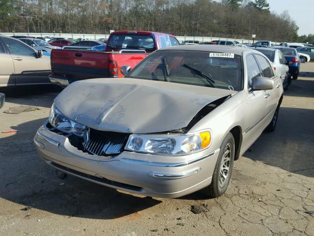 1LNHM82W12Y668610 - 2002 LINCOLN TOWN CAR S BEIGE photo 2