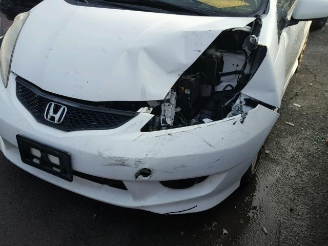 JHMGE8H40AS021165 - 2010 HONDA FIT SPORT WHITE photo 9