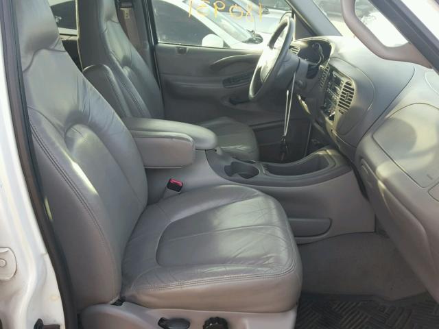 1FMRU17L6WLC40660 - 1998 FORD EXPEDITION WHITE photo 5