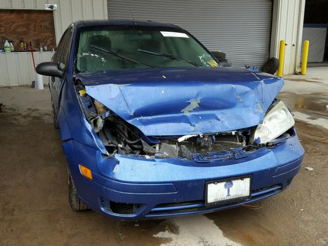 1FAFP34N95W161731 - 2005 FORD FOCUS ZX4 BLUE photo 9