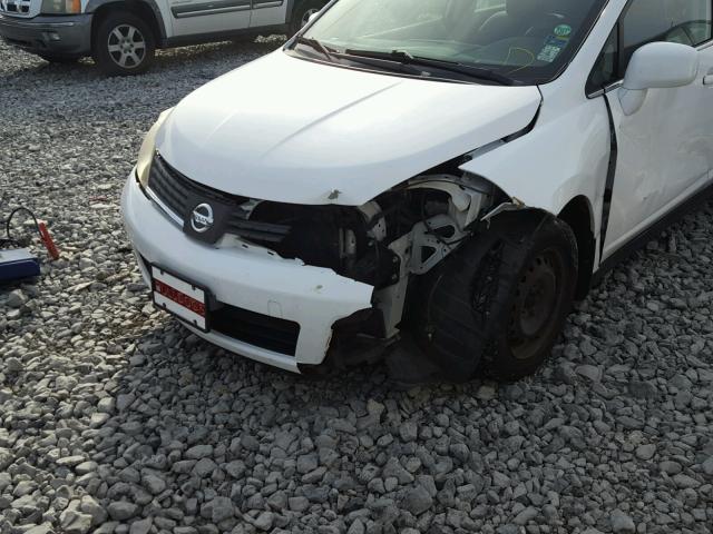 3N1BC11E58L420872 - 2008 NISSAN VERSA S WHITE photo 9