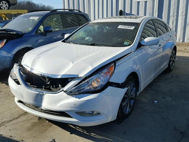 5NPEC4AB3DH741532 - 2013 HYUNDAI SONATA SE WHITE photo 2