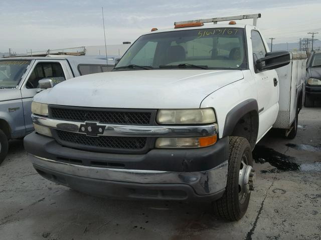 1GBJC34U22E110259 - 2002 CHEVROLET SILVERADO WHITE photo 2