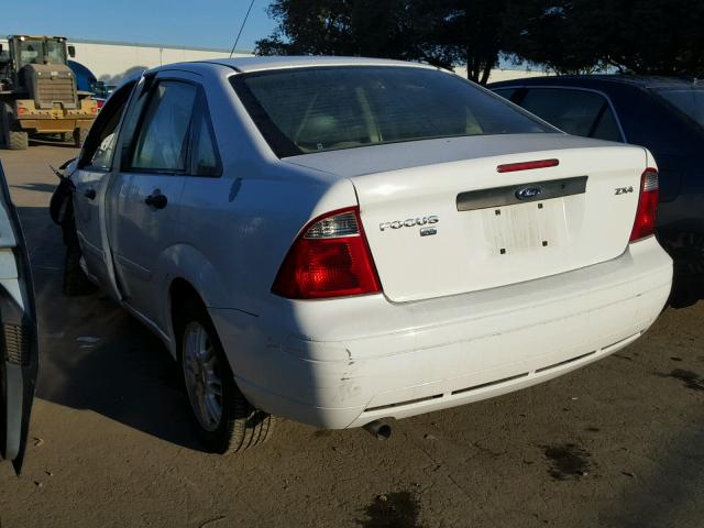 1FAFP34N85W247127 - 2005 FORD FOCUS ZX4 WHITE photo 3