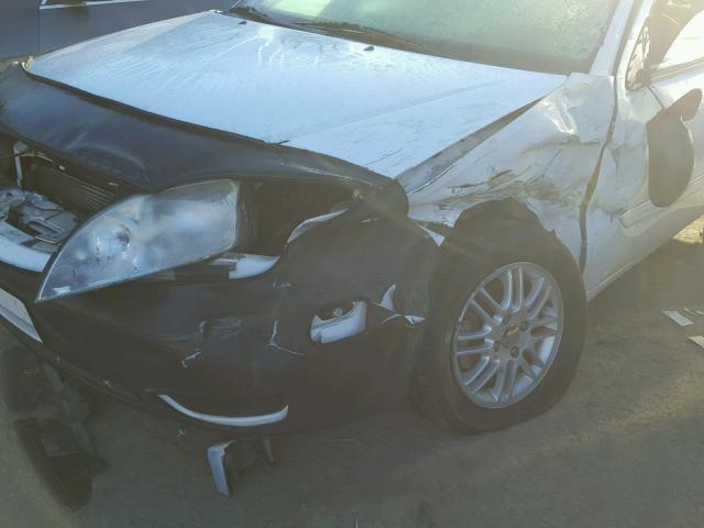 1FAFP34N85W247127 - 2005 FORD FOCUS ZX4 WHITE photo 9